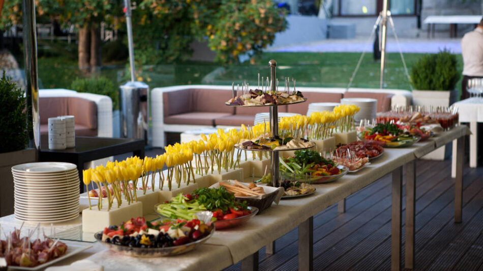 Ahorra tiempo y crea momentos únicos al contratar un catering profesional